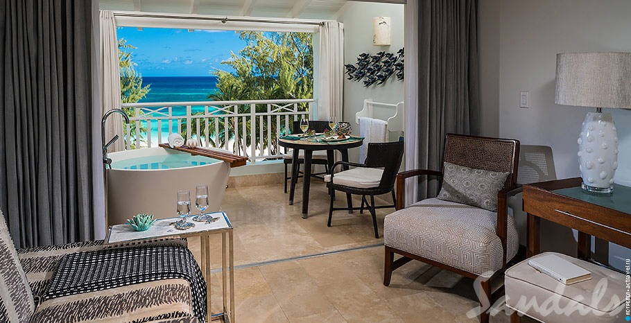 Номер Beachfront Penthouse Club Level Suite with Balcony Tranquility Soaking Tub в отеле Sandals Barbados