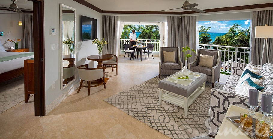 Номер Beachfront Penthouse One Bedroom Butler Suite with Balcony Tranquility Soaking Tub в отеле Sandals Barbados