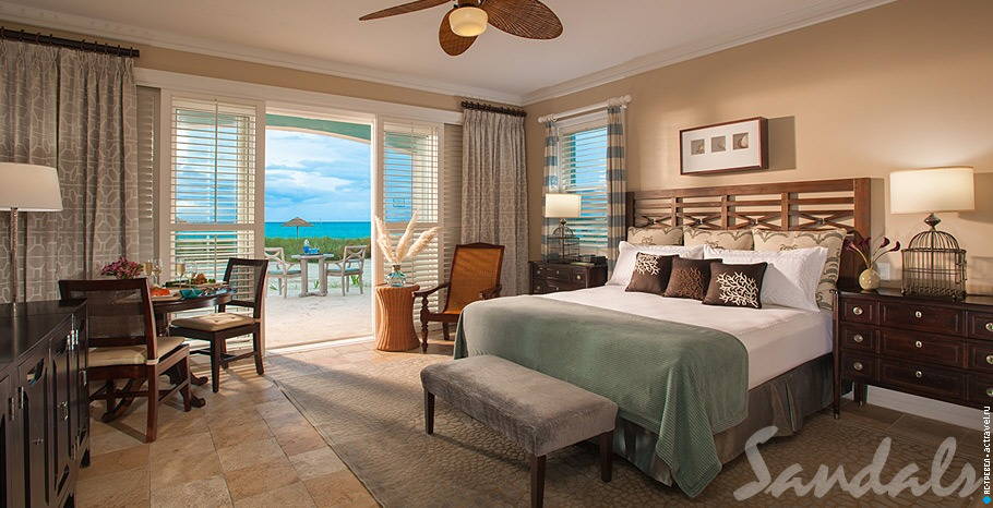 Номер Beachfront Walkout Butler Junior Villa Suite в отеле Sandals Emerald Bay