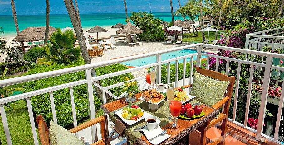 Номер Caribbean Beachfront Grande Luxe Club Level в отеле Sandals Grande Antigua