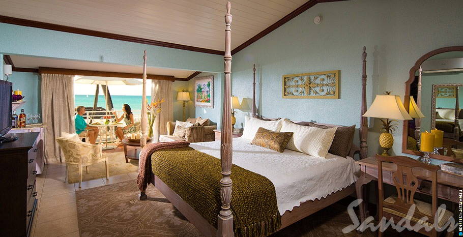 Номер Caribbean Honeymoon Beachfront Grande Luxe Club Level Room в отеле Sandals Grande Antigua