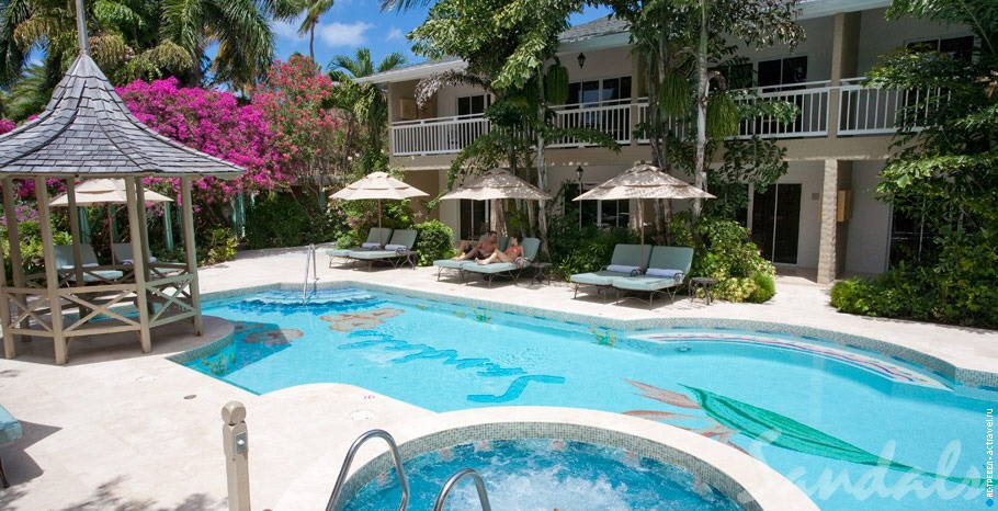 Номер Caribbean Honeymoon Grande Luxe Poolside Room в отеле Sandals Grande Antigua