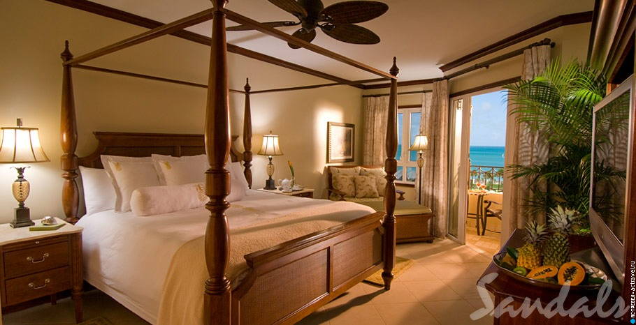 Номер Mediterranean Honeymoon Oceanview Club Level Suite в отеле Sandals Grande Antigua