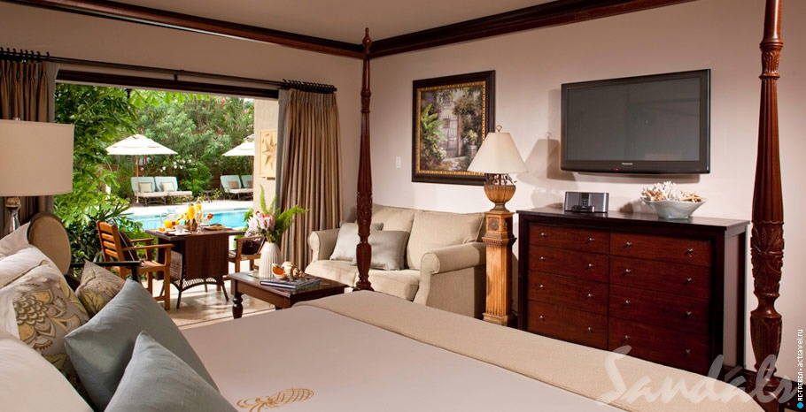 Номер Caribbean Honeymoon Grande Luxe Poolside Walkout Room в отеле Sandals Grande Antigua