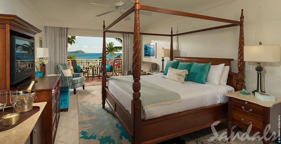 Номер Caribbean Beachview Club Level Room в отеле Sandals Grande St. Lucian