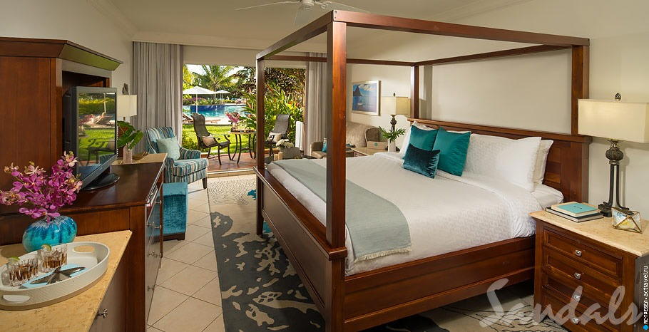 Номер Caribbean Honeymoon Walkout Room в отеле Sandals Grande St. Lucian