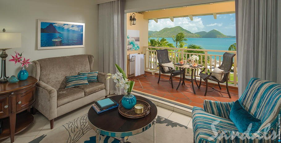Номер Caribbean Honeymoon Beachview Penthouse Club Level Room в отеле Sandals Grande St. Lucian