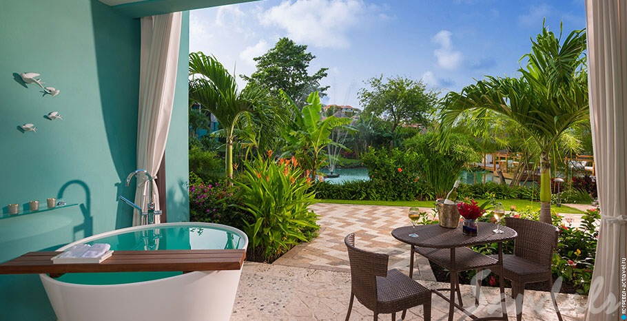 Номер Lover's Lagoon Hideaway Walkout Junior Suite with Patio Tranquility Soaking Tub в отеле Sandals Grenada