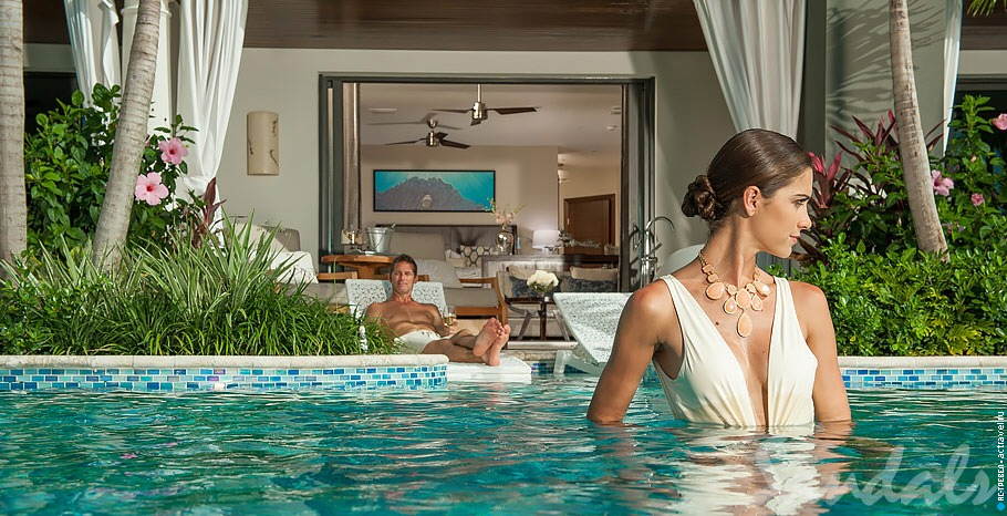 Номер Italian Swim Up Bi-Level One Bedroom Butler Suite with Patio Tranquility Soaking Tub в отеле Sandals Grenada