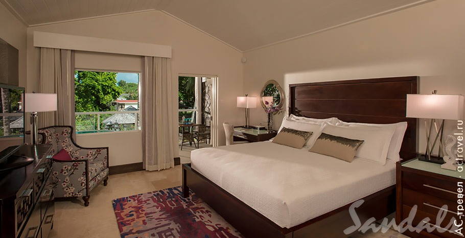 Номер Grand Luxe Club Level Walkout Room with Patio Tranquility Soaking Tub в отеле Sandals Halcyon Beach