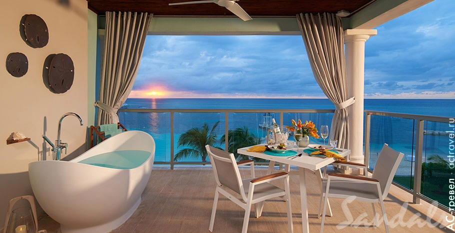 Номер Beachfront Super Luxe One-Bedroom Butler Suite with Balcony Tranquility Soaking Tub в отеле Sandals Montego Bay