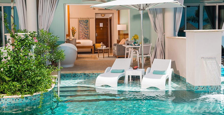 Номер Beachfront Swim-up Honeymoon One-Bedroom Butler Suite with Patio Tranquility Soaking Tub в отеле Sandals Montego Bay