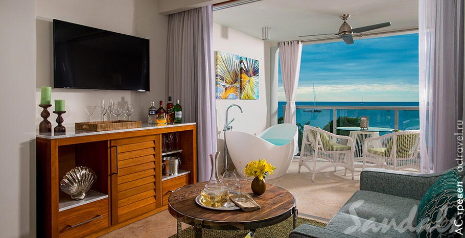 Номер Beachfront One-Bedroom Butler Suite with Tranquility Soaking Tub в отеле Sandals Montego Bay