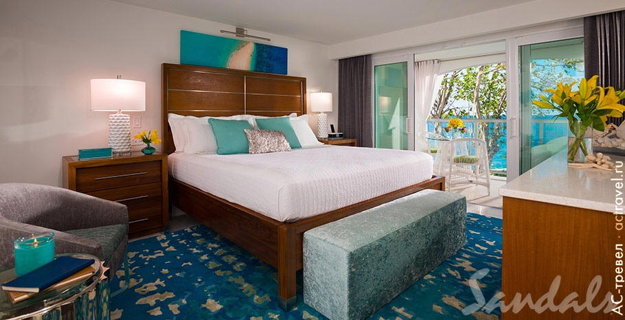 Номер Oceanfront Honeymoon Club Level Room with Balcony Tranquility Soaking Tub в отеле Sandals Montego Bay
