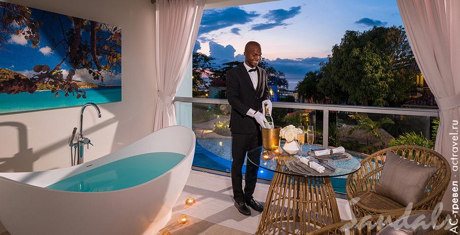 Номер Crystal Lagoon Honeymoon Oceanview One-Bedroom Butler Suite with Balcony Tranquility Soaking Tub в отеле Sandals Montego Bay