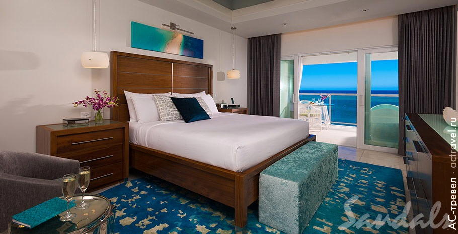 Номер Oceanfront Penthouse Club Level Junior Suite with Balcony Tranquility Soaking Tub в отеле Sandals Montego Bay