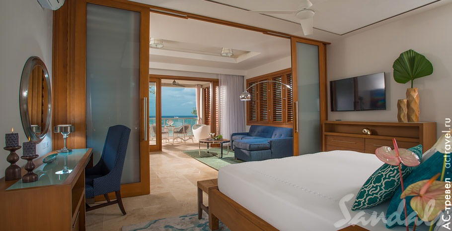 Номер Beachfront Romeo and Juliet One-Bedroom Butler Villa Suite with Outdoor Tranquility Soaking Tub в отеле Sandals Montego Bay