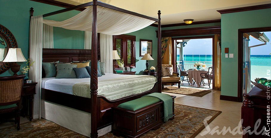 Номер Beachfront Royal Butler Villa Suite в отеле Sandals Montego Bay