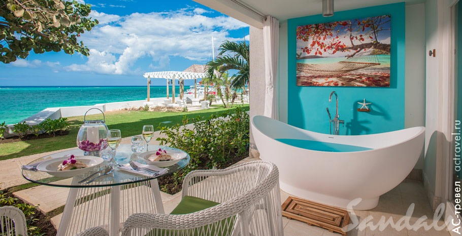 Номер Oceanfront Honeymoon Walkout Club Level Room with Patio Tranquility Soaking Tub в отеле Sandals Montego Bay
