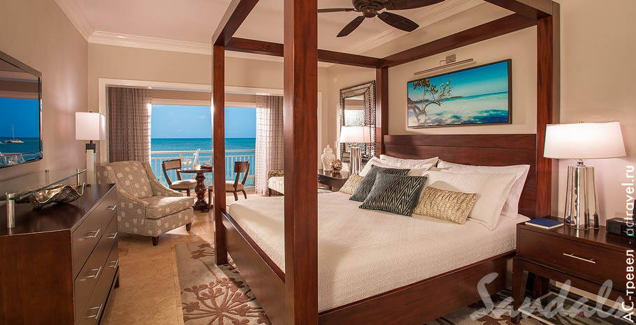 Номер Paradise Honeymoon Beachfront Grande Luxe Club Level Room в отеле Sandals Negril