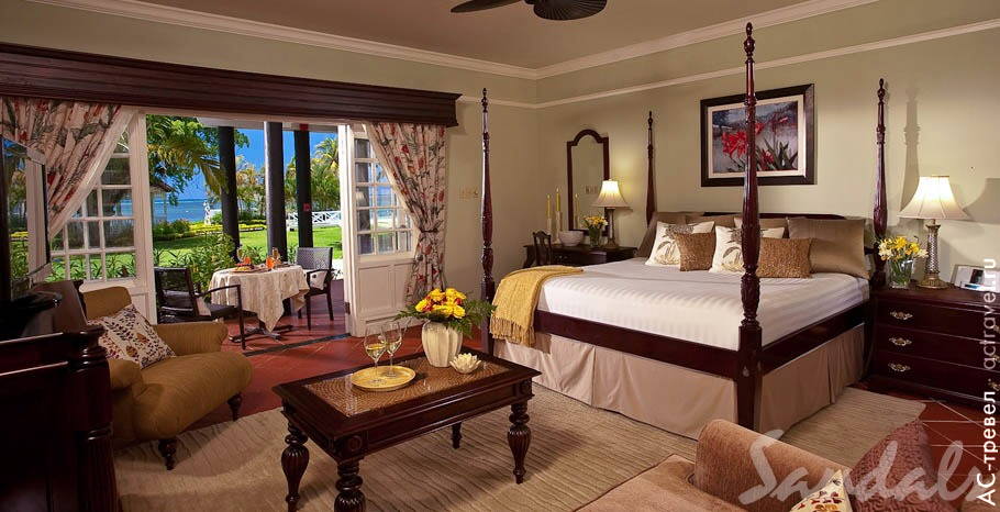 Номер Sundowner Honeymoon Beachfront Butler Suite в отеле Sandals Negril