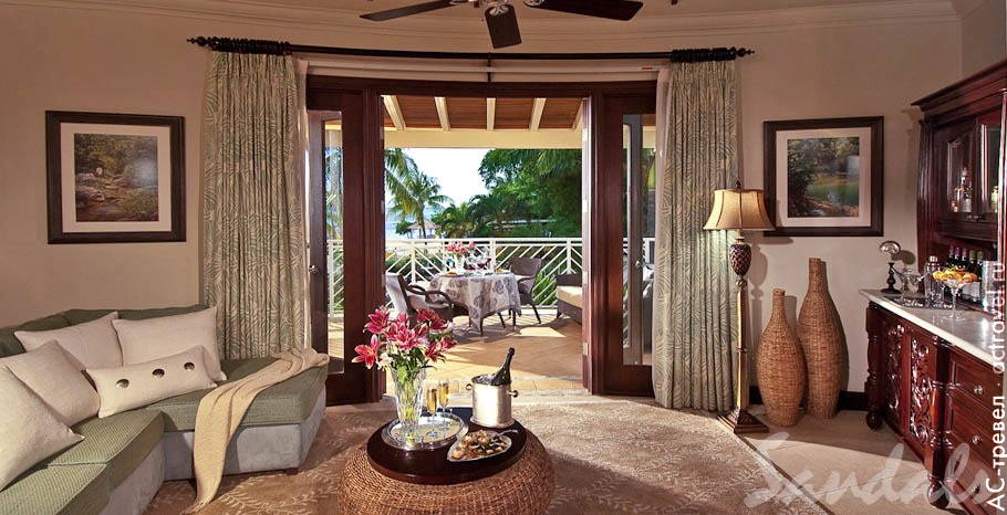 Номер Millionaire Honeymoon Oceanview Penthouse One Bedroom Butler Suite в отеле Sandals Negril