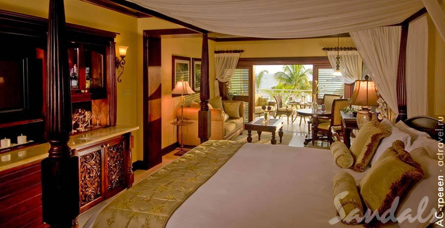 Номер Crystal Lagoon Honeymoon Beachfront Penthouse One Bedroom Butler Suite в отеле Sandals Negril