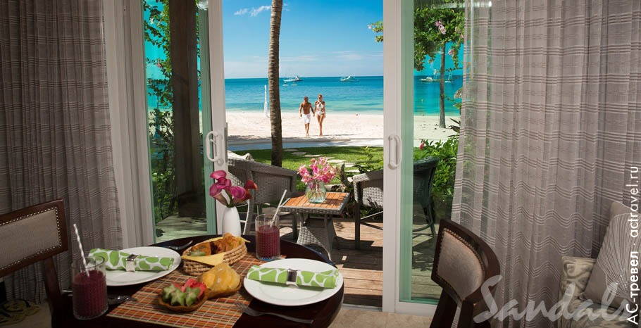 Номер Paradise Honeymoon Beachfront Walkout Club Level Room в отеле Sandals Negril