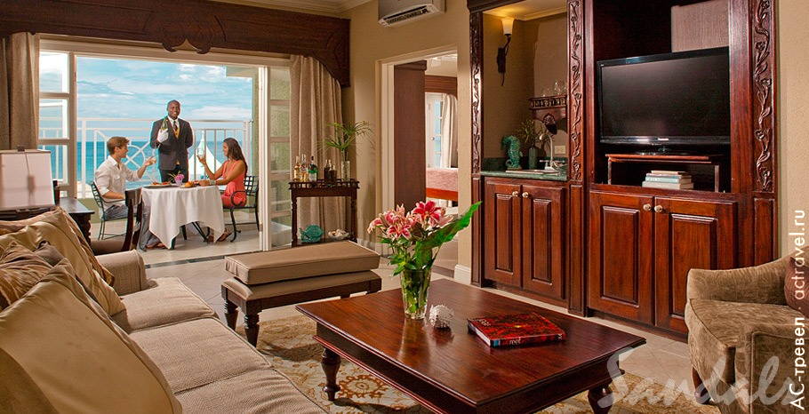 Номер Riviera Honeymoon Beachfront One Bedroom Butler Suite в отеле Sandals Ochi