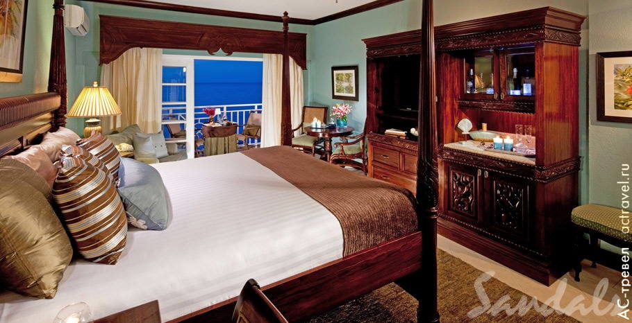 Номер Riviera Honeymoon Beachfront Penthouse Club Level Room в отеле Sandals Ochi