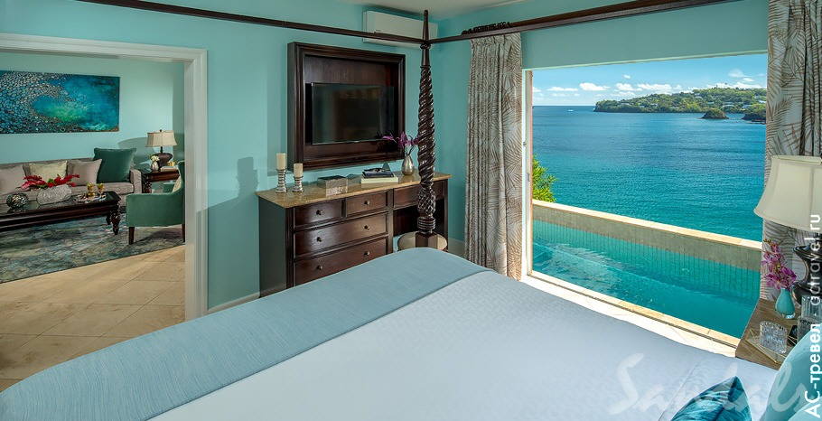 Номер Sunset Bluff Honeymoon Oceanfront One Bedroom Butler Villa Suite with Private Pool в отеле Sandals Regency La Toc