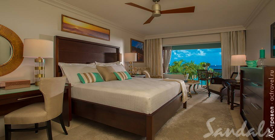 Номер Emerald Beachfront Club Level Junior Suite with Balcony Tranquility Soaking Tub в отеле Sandals Regency La Toc