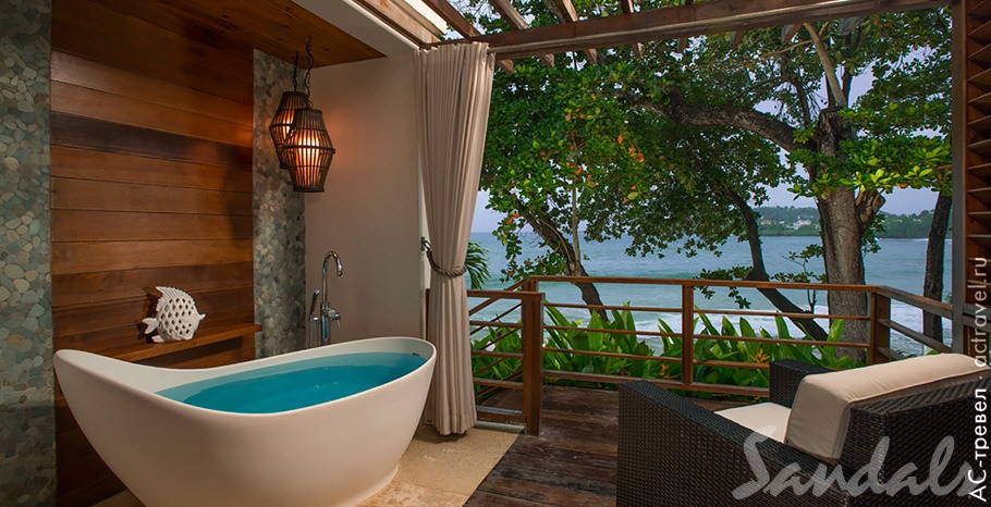 Номер Water's Edge Honeymoon Two-Story One Bedroom Butler Villa Suite with Balcony Tranquility Soaking Tub в отеле Sandals Regency La Toc