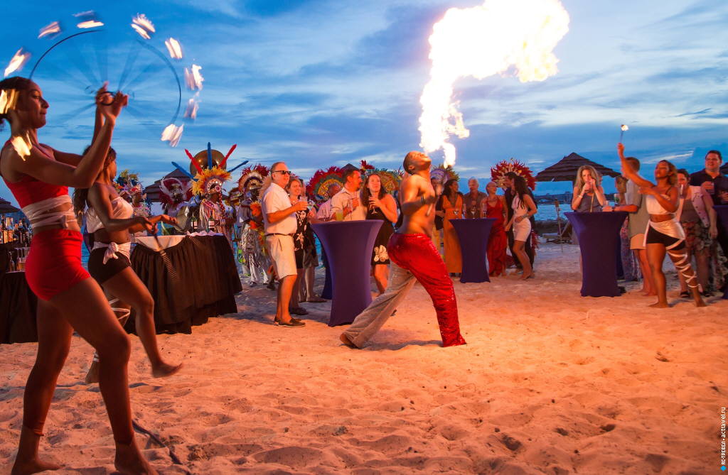 Пляжная огненная вечеринка в отеле Sandals Royal Bahamian (Багамские острова)