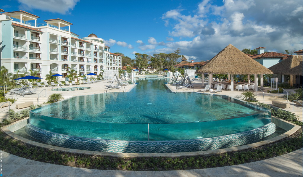 Основной бассейн отеля Sandals Barbados