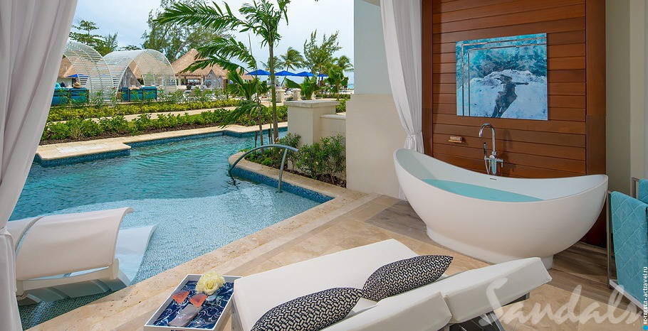 Номер Royal Seaside Crystal Lagoon Swim Up One Bedroom Butler Suite w/ Patio Tranquility Soaking Tub в отеле Sandals Royal Barbados