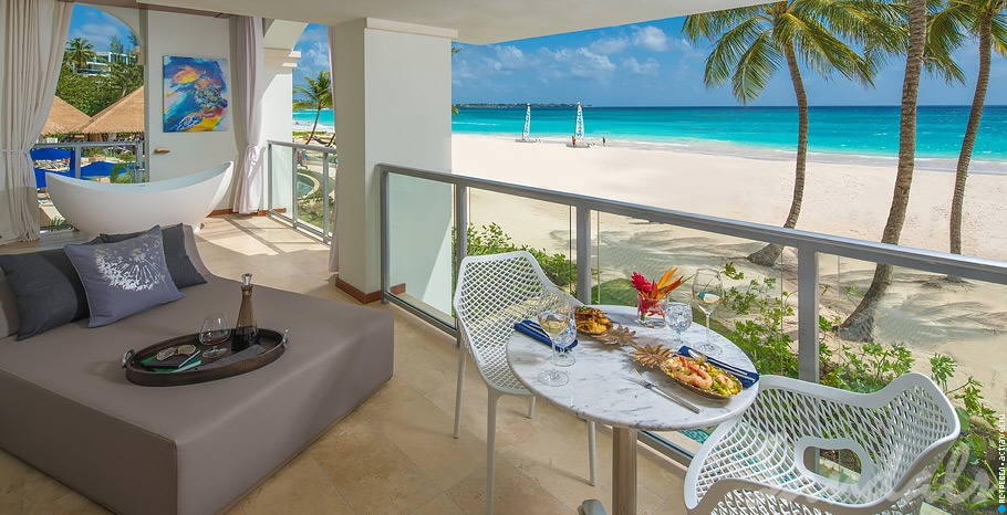 Номер Beachfront One Bedroom Butler Suite w/ Balcony Tranquility Soaking Tub в отеле Sandals Royal Barbados