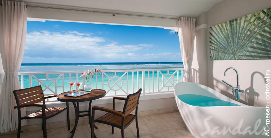 Номер Windsor Beachfront Club Elite Room with Balcony Tranquility Soaking Tub в отеле Sandals Royal Caribbean
