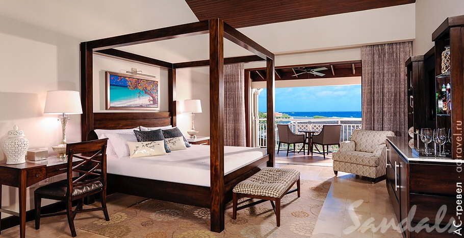 Номер Romeo and Juliet Butler Suite with Balcony Tranquility Soaking Tub в отеле Sandals Royal Caribbean