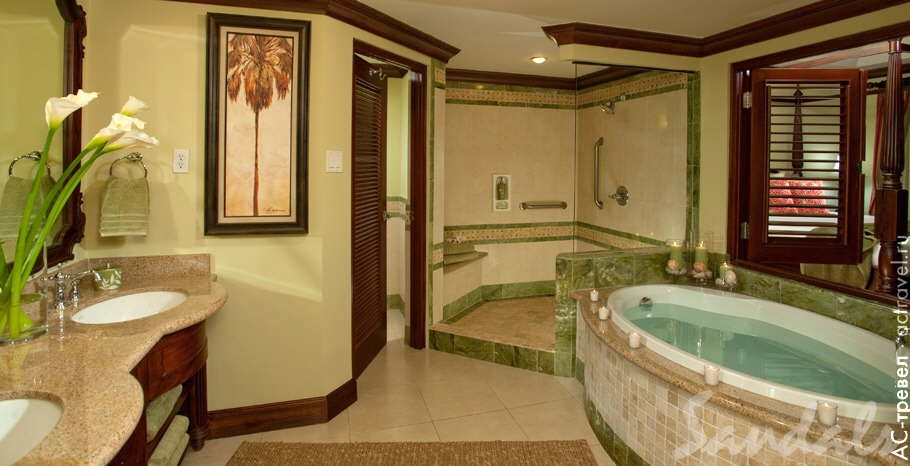 Номер Crystal Lagoon Honeymoon Butler Suite в отеле Sandals Royal Caribbean