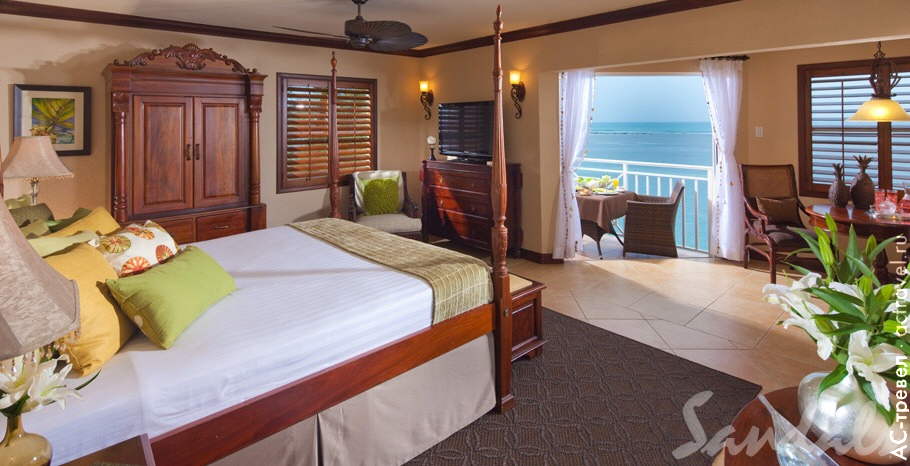Номер Kensington Cove Honeymoon Beachfront Club Level Room в отеле Sandals Royal Caribbean
