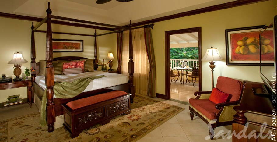 Номер Crystal Lagoon Honeymoon Oceanview Butler Suite в отеле Sandals Royal Caribbean