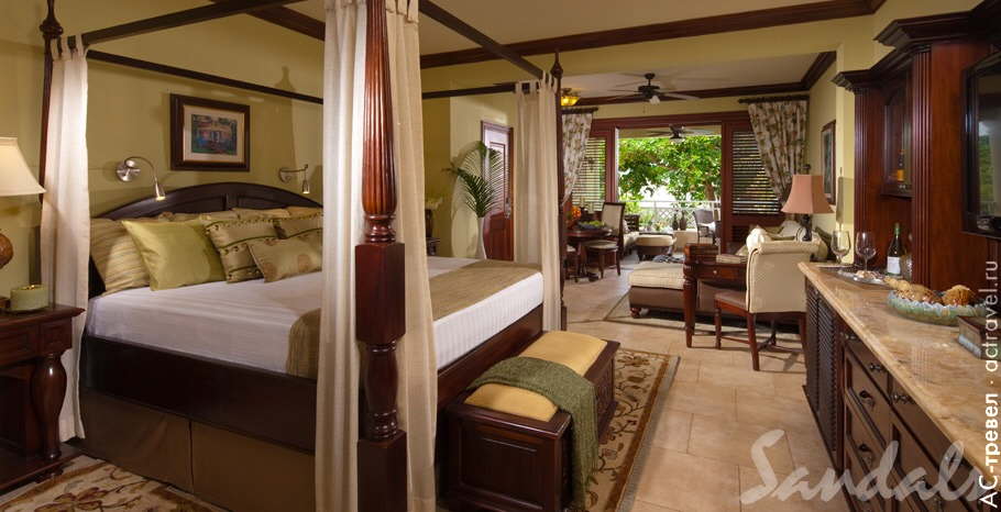 Номер Crystal Lagoon Honeymoon One Bedroom Butler Suite в отеле Sandals Royal Caribbean