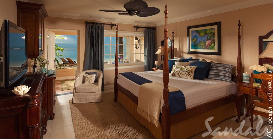 Номер Beachfront Honeymoon Walkout Club Level Room в отеле Sandals Royal Caribbean