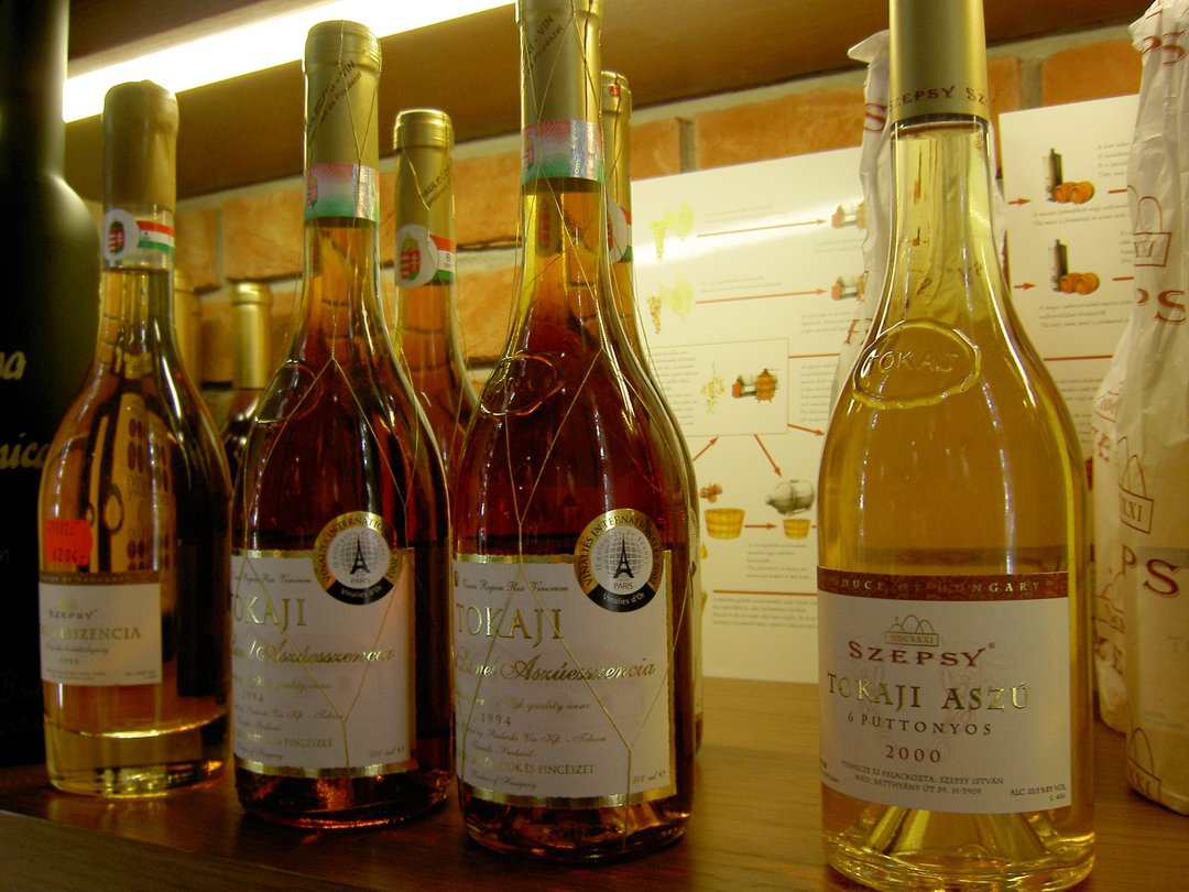 Бутылки токайских вин