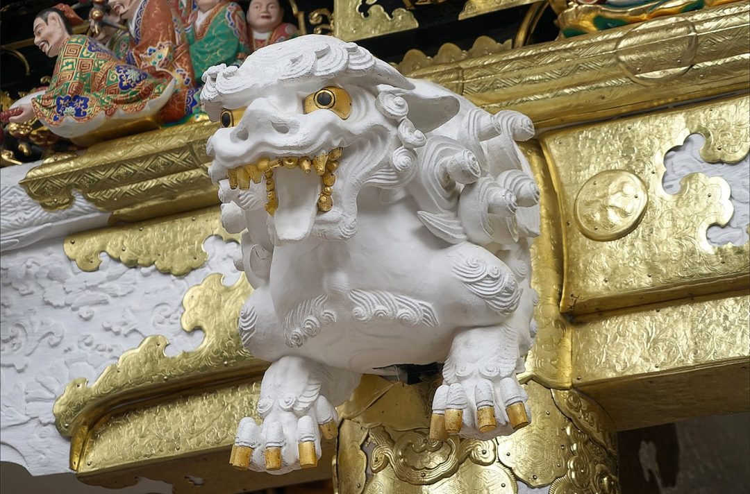Охранные животные карасиси («львы-собаки») в оформлении главного здания (хондэна) храмового комплекса Тосёгу