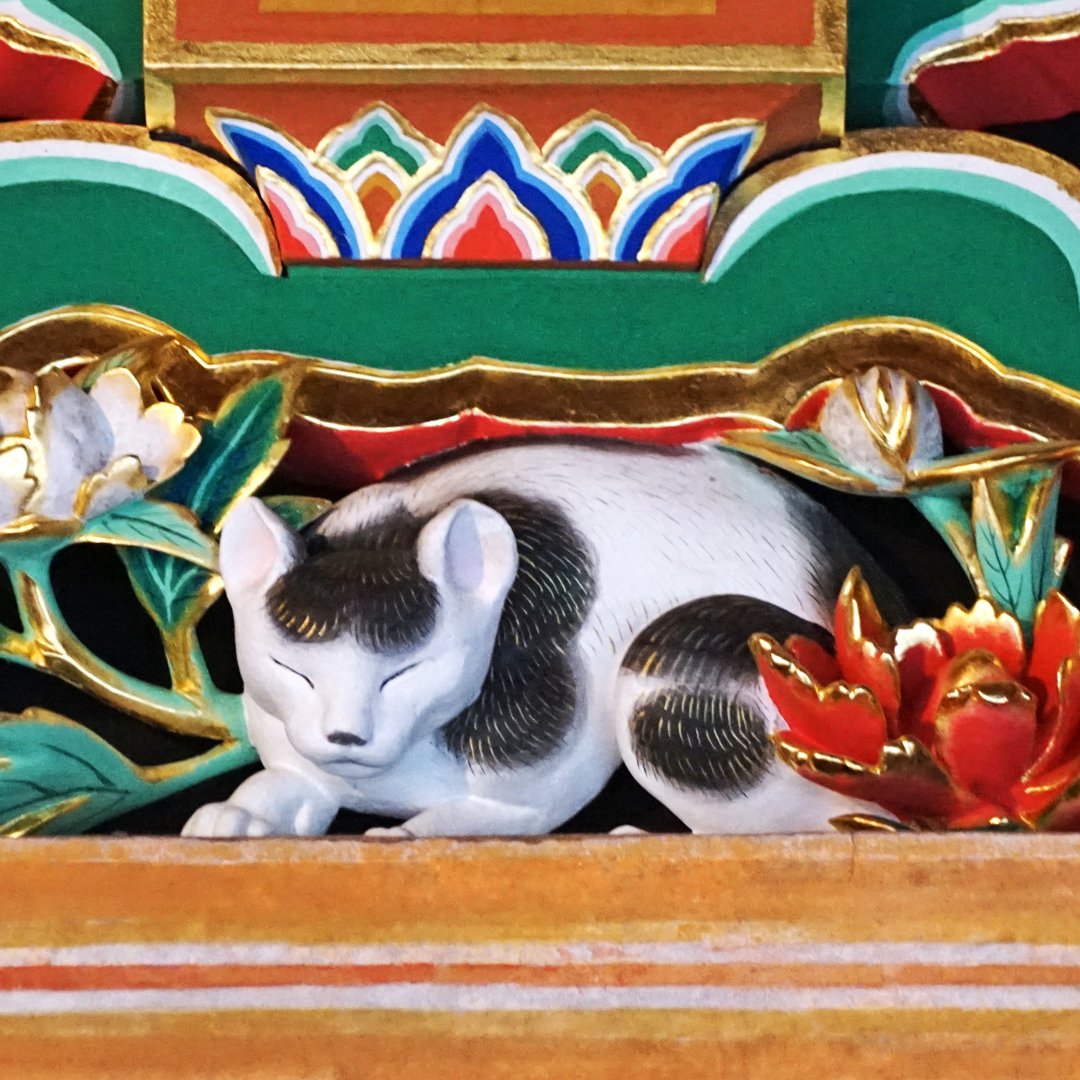 Скульптура спящего кота в святилище Тосёгу, Никко