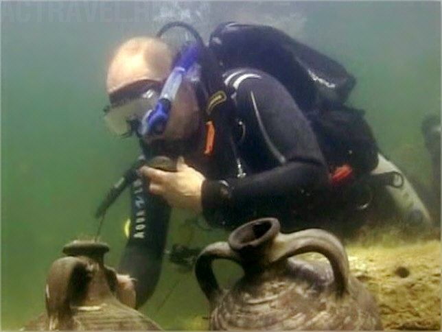 Премьер-министр России В. Путин занимается подводной археологией Таманского залива Азовского моря
