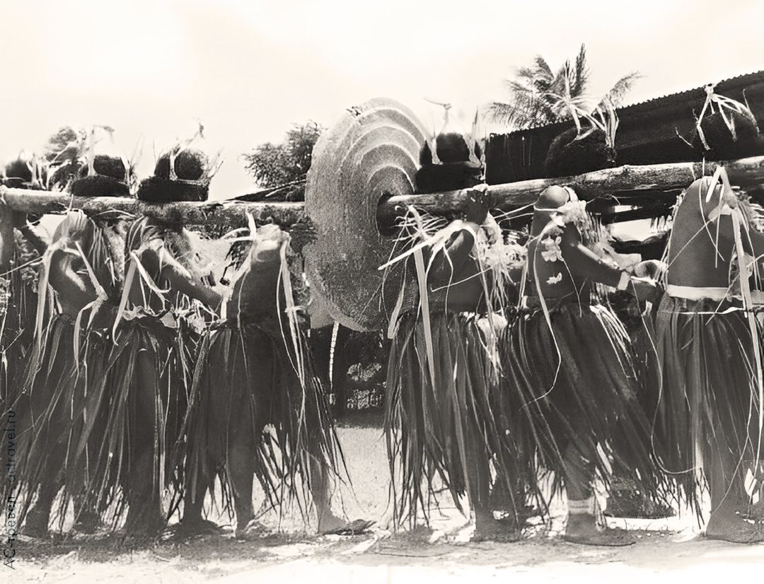 Каменные деньги острова Яп. Историческое фото церемонии перенесения «монеты»